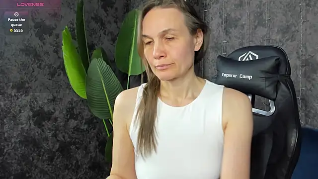 Snapshot of Lillian_White chatting on 7, 4, 2026 Lillian White online show from 7, 4, 2026