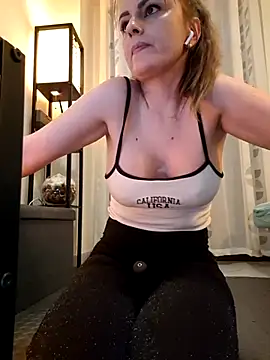 Snapshot of Eelleen chatting on 11, 3, 2026 Eelleen online show from 11, 3, 2026