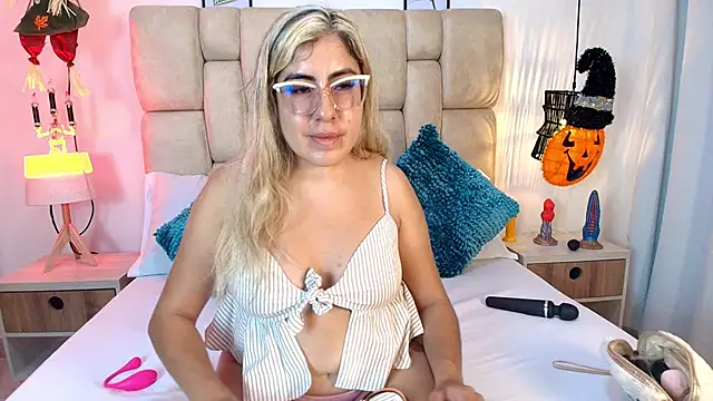 Snapshot of AdharaSmithh chatting on 24, 10, 2025 AdharaSmithh online show from 24, 10, 2025