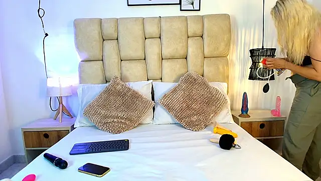 Snapshot of AdharaSmithh chatting on 18, 11, 2025 AdharaSmithh online show from 18, 11, 2025