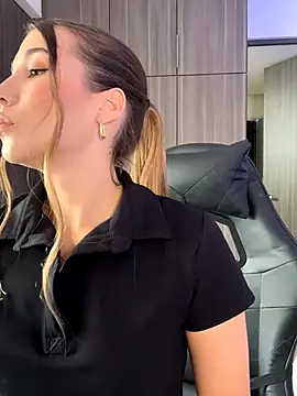 Snapshot of SophieRaily_ chatting on 8, 9, 2025 SophieRaily online show from 8, 9, 2025