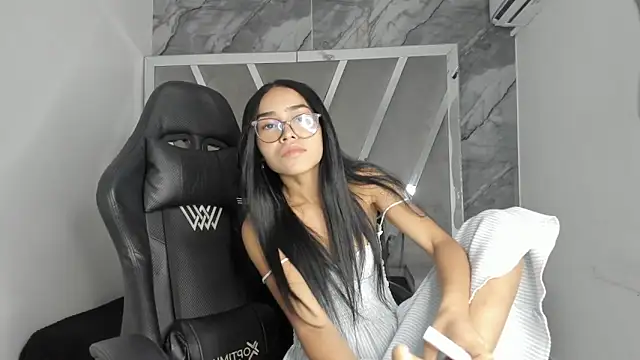 Mia petite01 online show from 21, 5, 2026