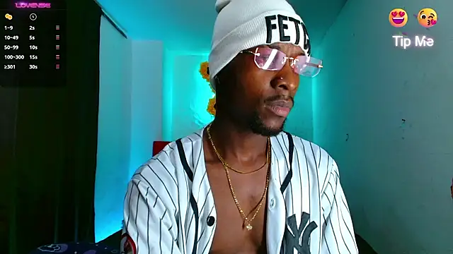 Snapshot of Aroonpapisex chatting on 7, 3, 2026 Aroonpapisex online show from 7, 3, 2026