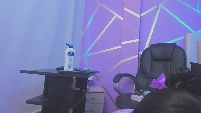 Queenjenn   online show from 25, 2, 2025