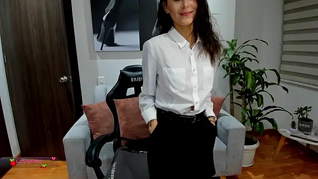 Snapshot of Emmy_petit chatting on 11, 2, 2025 Emmy petit online show from 11, 2, 2025