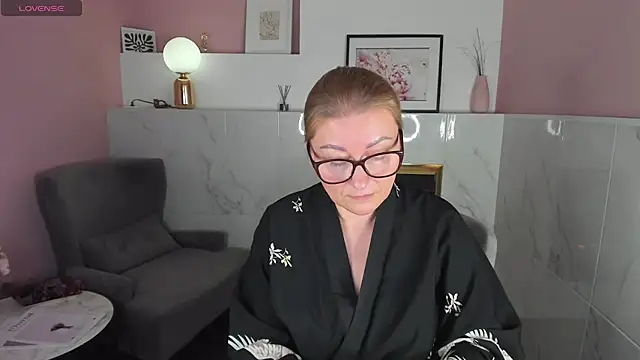 Snapshot of AlexandraKind chatting on 1, 2, 2025 AlexandraKind online show from 1, 2, 2025