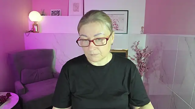 Snapshot of AlexandraKind chatting on 7, 11, 2025 AlexandraKind online show from 7, 11, 2025