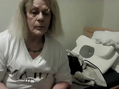 housewife shantie online show from 15, 11, 2025