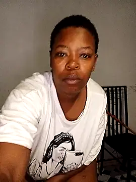Snapshot of curvyloneah75 chatting on 18, 10, 2025 curvyloneah75 online show from 18, 10, 2025