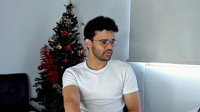 Snapshot of andrewChris_ chatting on 18, 12, 2025 andrewChris online show from 18, 12, 2025