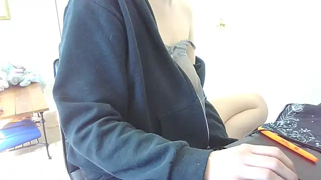 Snapshot of livcutebaby chatting on 19, 12, 2024 livcutebaby online show from 19, 12, 2024