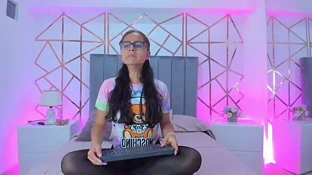 Snapshot of Giselle_Roldan chatting on 24, 1, 2025 Giselle Roldan online show from 24, 1, 2025