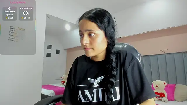 Giselle Roldan online show from 7, 11, 2025