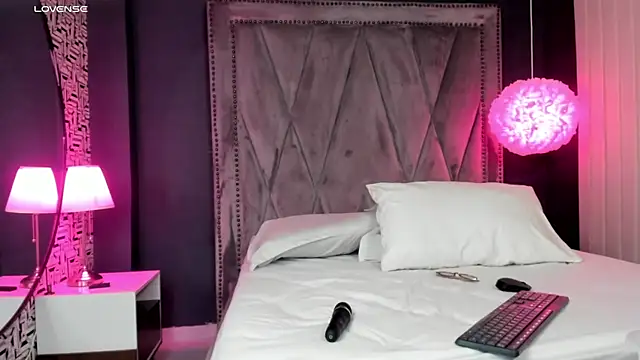 Pamela Johnsonn online show from 17, 11, 2025