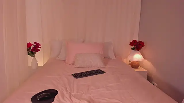 Lia Sweett  online show from 21, 2, 2025