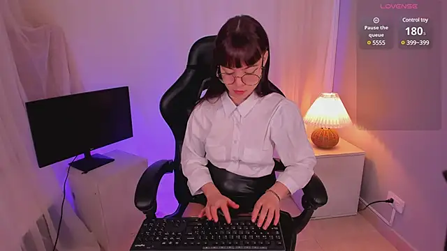 Lia Sweett  online show from 12, 3, 2025