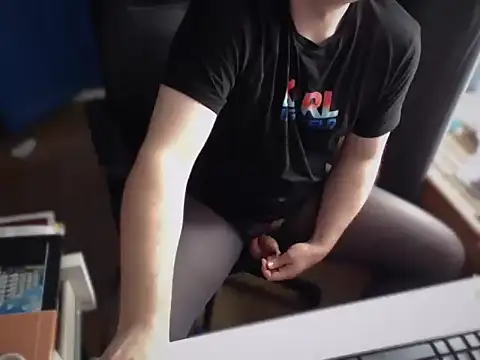 Snapshot of CuteMan33 chatting on 31, 10, 2025 CuteMan33 online show from 31, 10, 2025