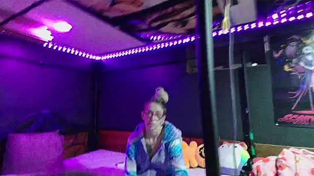 Snapshot of Stonermama666420 chatting on 14, 12, 2025 Stonermama666420 online show from 14, 12, 2025