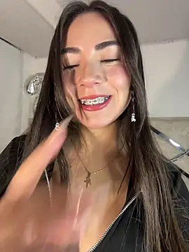 Snapshot of Melody_04 chatting on 5, 4, 2026 Melody 04 online show from 5, 4, 2026