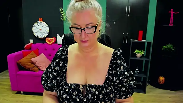 Snapshot of ChristyBrooks chatting on 18, 11, 2025 ChristyBrooks online show from 18, 11, 2025