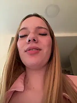 Snapshot of NicoleCut chatting on 2, 3, 2025 NicoleCut online show from 2, 3, 2025
