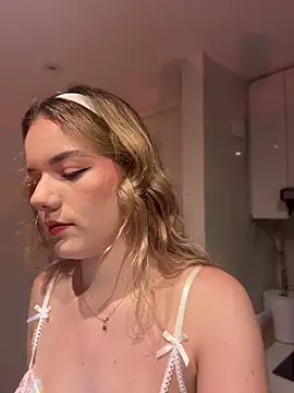 Snapshot of NicoleCut chatting on 7, 4, 2026 NicoleCut online show from 7, 4, 2026