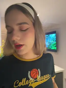 Snapshot of NicoleCut chatting on 9, 4, 2026 NicoleCut online show from 9, 4, 2026