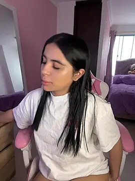 Snapshot of Emily-14 chatting on 26, 4, 2026 Emily-14 online show from 26, 4, 2026