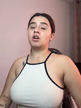 Snapshot of SaraBraun_ chatting on 20, 12, 2025 SaraBraun online show from 20, 12, 2025