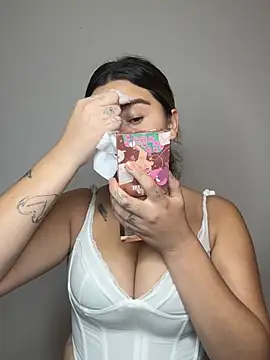 Snapshot of SaraBraun_ chatting on 7, 4, 2026 SaraBraun online show from 7, 4, 2026