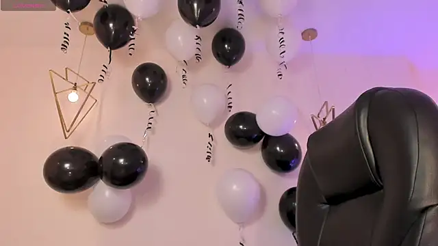 Snapshot of MiaFarrell_ chatting on 10, 11, 2025 MiaFarrell online show from 10, 11, 2025