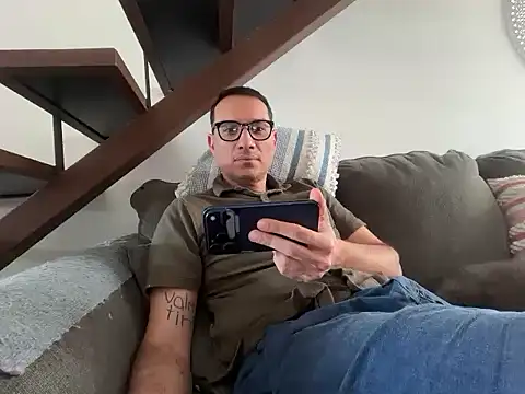 Snapshot of alex_ruiz85 chatting on 5, 6, 2026 alex ruiz85 online show from 5, 6, 2026