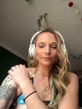 Snapshot of PrettiPluto chatting on 10, 1, 2025 PrettiPluto online show from 10, 1, 2025