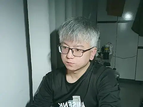 Snapshot of leoUSIR chatting on 5, 12, 2025 leoUSIR online show from 5, 12, 2025