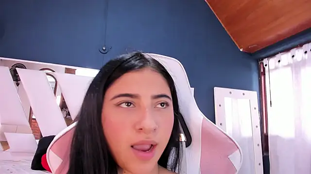Snapshot of Emma_Cutey chatting on 24, 12, 2024 Emma Cutey online show from 24, 12, 2024