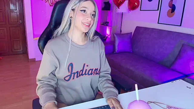 EmmaJhonnsson online show from 4, 2, 2025