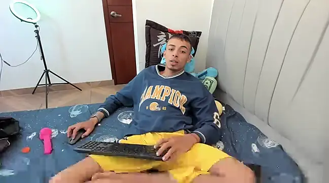 Snapshot of twink_latino5 chatting on 23, 12, 2024 twink latino5 online show from 23, 12, 2024