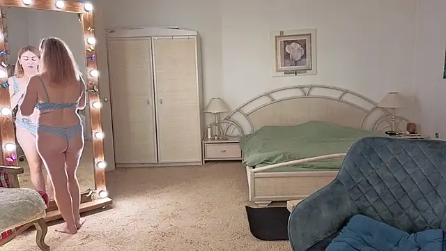 Snapshot of moonlight4u chatting on 4, 11, 2025 moonlight4u online show from 4, 11, 2025