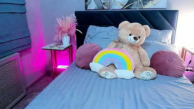 Curvy Dynamite  online show from 14, 9, 2025