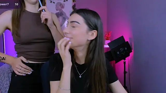 Snapshot of berry_alma chatting on 8, 10, 2025 berry alma online show from 8, 10, 2025