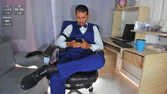 Snapshot of Hideintheoffice chatting on 27, 4, 2026 Hideintheoffice online show from 27, 4, 2026