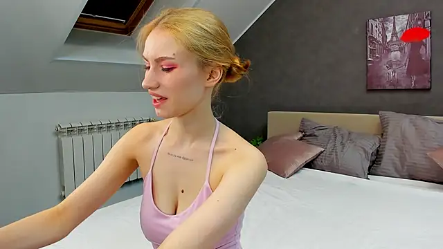 Snapshot of Mollly_Rouge chatting on 7, 3, 2025 Mollly Rouge online show from 7, 3, 2025
