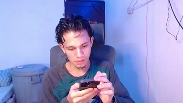Snapshot of andy_dan18 chatting on 4, 7, 2026 andy dan18 online show from 4, 7, 2026