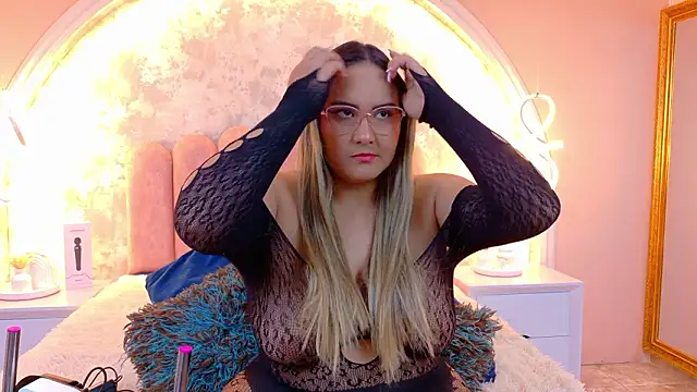 Snapshot of MiaLaurents chatting on 5, 3, 2026 MiaLaurents online show from 5, 3, 2026