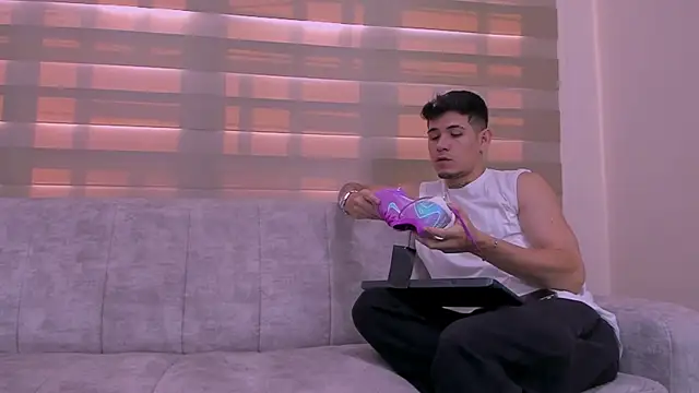 Snapshot of hell_twink chatting on 13, 1, 2025 hell twink online show from 13, 1, 2025