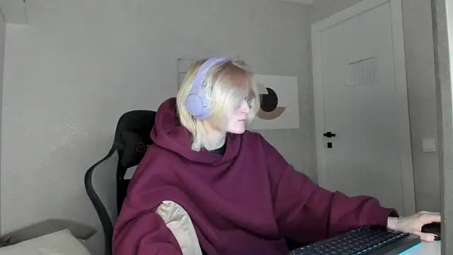 ElizabethHarpper online show from 10, 11, 2025