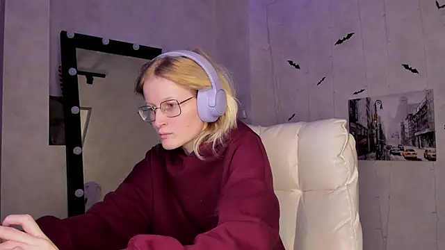 ElizabethHarpper online show from 17, 11, 2025