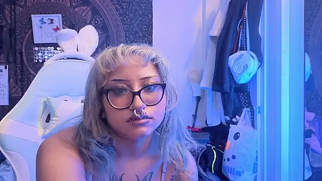 Snapshot of deluxxxeblu chatting on 19, 1, 2026 deluxxxeblu online show from 19, 1, 2026