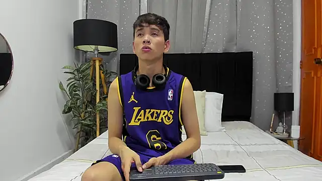 Snapshot of Brian-Ausslos chatting on 5, 1, 2025 Brian-Ausslos online show from 5, 1, 2025