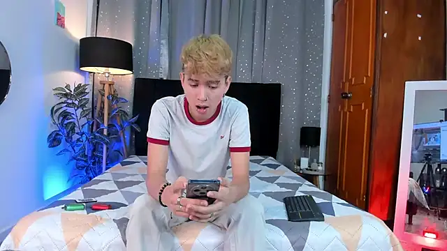 Snapshot of Brian-Ausslos chatting on 4, 2, 2025 Brian-Ausslos online show from 4, 2, 2025